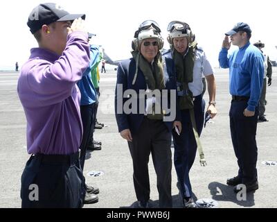 Stati Uniti Ambasciatore di Israele David Friedman e comandante, U.S. Forze Navali l Europa e l Africa Adm. Michelle Howard, ha ospitato il Primo Ministro israeliano Benjamin Netanyahu a bordo della classe Nimitz USS George H. W. Bush CVN (77), ancorata al largo della costa di Haifa, Israele, lunedì 3 luglio, 2017. Il primo ministro Netanyahu era accompagnato dal ministro dei Trasporti Israele Katz, il sindaco di Haifa Yona Yahav e IDF Vice Capo del Personale Il Mag. Gen. Aviv Kochavi. Il primo ministro Netanyahu e la delegazione israeliana hanno dato un tour della nave da Adm posteriore. Kenneth Whitesell, Commander, Carrier Strike gruppo 2, un Foto Stock