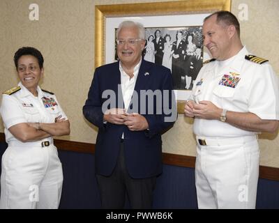 Stati Uniti Ambasciatore di Israele David Friedman e comandante, U.S. Forze Navali l Europa e l Africa Adm. Michelle Howard, ha ospitato il Primo Ministro israeliano Benjamin Netanyahu a bordo della classe Nimitz USS George H. W. Bush CVN (77), ancorata al largo della costa di Haifa, Israele, lunedì 3 luglio, 2017. Il primo ministro Netanyahu era accompagnato dal ministro dei Trasporti Israele Katz, il sindaco di Haifa Yona Yahav e IDF Vice Capo del Personale Il Mag. Gen. Aviv Kochavi. Il primo ministro Netanyahu e la delegazione israeliana hanno dato un tour della nave da Adm posteriore. Kenneth Whitesell, Commander, Carrier Strike gruppo 2, un Foto Stock