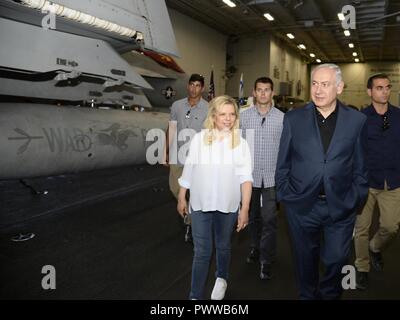 Stati Uniti Ambasciatore di Israele David Friedman e comandante, U.S. Forze Navali l Europa e l Africa Adm. Michelle Howard, ha ospitato il Primo Ministro israeliano Benjamin Netanyahu a bordo della classe Nimitz USS George H. W. Bush CVN (77), ancorata al largo della costa di Haifa, Israele, lunedì 3 luglio, 2017. Il primo ministro Netanyahu era accompagnato dal ministro dei Trasporti Israele Katz, il sindaco di Haifa Yona Yahav e IDF Vice Capo del Personale Il Mag. Gen. Aviv Kochavi. Il primo ministro Netanyahu e la delegazione israeliana hanno dato un tour della nave da Adm posteriore. Kenneth Whitesell, Commander, Carrier Strike gruppo 2, un Foto Stock