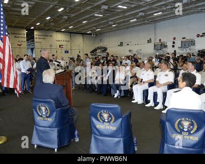 Stati Uniti Ambasciatore di Israele David Friedman e comandante, U.S. Forze Navali l Europa e l Africa Adm. Michelle Howard, ha ospitato il Primo Ministro israeliano Benjamin Netanyahu a bordo della classe Nimitz USS George H. W. Bush CVN (77), ancorata al largo della costa di Haifa, Israele, lunedì 3 luglio, 2017. Il primo ministro Netanyahu era accompagnato dal ministro dei Trasporti Israele Katz, il sindaco di Haifa Yona Yahav e IDF Vice Capo del Personale Il Mag. Gen. Aviv Kochavi. Il primo ministro Netanyahu e la delegazione israeliana hanno dato un tour della nave da Adm posteriore. Kenneth Whitesell, Commander, Carrier Strike gruppo 2, un Foto Stock