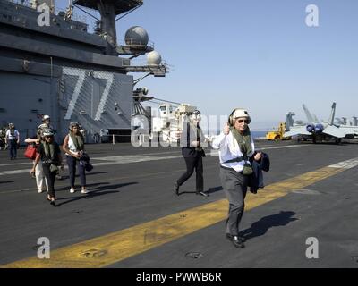 Stati Uniti Ambasciatore di Israele David Friedman e comandante, U.S. Forze Navali l Europa e l Africa Adm. Michelle Howard, ha ospitato il Primo Ministro israeliano Benjamin Netanyahu a bordo della classe Nimitz USS George H. W. Bush CVN (77), ancorata al largo della costa di Haifa, Israele, lunedì 3 luglio, 2017. Il primo ministro Netanyahu era accompagnato dal ministro dei Trasporti Israele Katz, il sindaco di Haifa Yona Yahav e IDF Vice Capo del Personale Il Mag. Gen. Aviv Kochavi. Il primo ministro Netanyahu e la delegazione israeliana hanno dato un tour della nave da Adm posteriore. Kenneth Whitesell, Commander, Carrier Strike gruppo 2, un Foto Stock