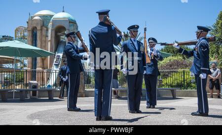 Gli Stati Uniti Air Force Guardia d'Onore Drill Team esegue di fronte al Sea World ride Atlantis a San Diego, Ca., 27 giugno 2017. Il team di perforazione promuove la Air Force missione in tutto il mondo dalla presentazione di spettacoli al pubblico e luoghi militari di reclutare, trattenere e ispirare i futuri e attuali avieri. Foto Stock