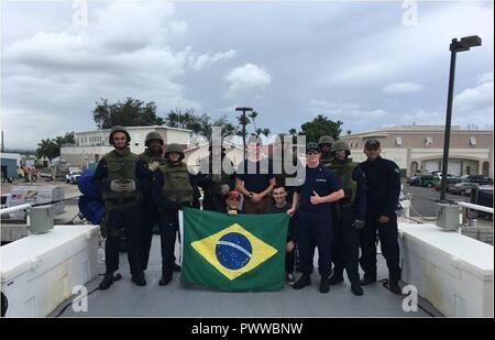 Il suo equipaggio della Marina brasiliana offshore nave pattuglia Guanabara (P-48) e il guardacoste Winslow Griesser (WPC 1116) prendere una foto di gruppo al 30 giugno 2017, a seguito di un esercizio congiunto in San Juan, Porto di Puerto Rico. Durante l'esercizio, gli equipaggi del Winslow Griesser e il Guanabara ha dimostrato un conforme agli standard di imbarco nave su cui hanno autorità o giurisdizione in acque internazionali, seguiti da un esperto in materia di scambio, che comprendeva una discussione di ogni paese la legge le procedure di esecuzione. Foto Stock