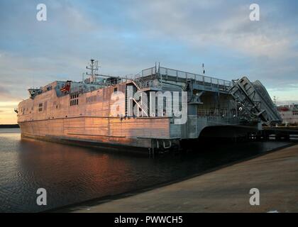 VIRGINIA BEACH, Va. (Luglio 1, 2017)--una vista del Sealift militare del comando expeditionary trasporto veloce nave USNS Yuma (EPF 8) pier-lato giunto a bordo Base Expeditionary poco Creek-Fort Story, 1 luglio. Foto Stock