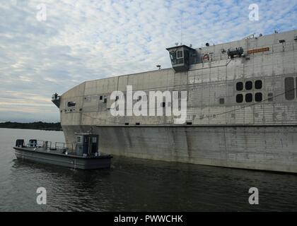 VIRGINIA BEACH, Va. (Luglio 1, 2017)--Sealift militare del comando expeditionary trasporto veloce nave USNS Spearhead (EPF 1) si diparte Comune Base Expeditionary poco Creek-Fort Story, 1 luglio. Punta di diamante ha preso il via per iniziare la sua distribuzione è il supporto del sud della stazione di partenariato 2017. Foto Stock