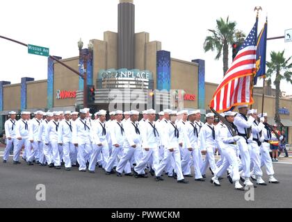 OCEANSIDE, California(Luglio 1, 2017) velisti assegnati all'Ospedale Navale di Camp Pendleton e circondante il ramo clinics di salute al Marine Corps base Camp Pendleton marzo nel 23nd annuale Oceanside Independence Day Parade. Più di 50 marinai rappresentato Marina durante il miglio-lunga sfilata per celebrare la nascita dell'U.S. Foto Stock