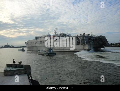 VIRGINIA BEACH, Va. (Luglio 1, 2017)--Sealift militare del comando expeditionary trasporto veloce nave USNS Spearhead (EPF 1) si diparte Comune Base Expeditionary poco Creek-Fort Story, 1 luglio. Punta di diamante ha preso il via per iniziare la sua distribuzione è il supporto del sud della stazione di partenariato 2017. Foto Stock