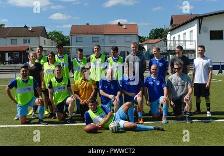 Ramstein Air Base aviatori e Fussballverein Ramstein Fußball Club A-Team posano per una foto durante il programma Grassroots giornata di sport, a Fv Olympia Campo in Ramstein Misenbach, Germania, 24 giugno 2017. Più di 25 gli avieri e i giocatori di calcio si è offerto volontariamente per l'evento per aiutare a costruire relazioni tra i membri del servizio e la comunità locale. Foto Stock