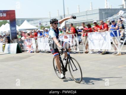 CHICAGO (Luglio 6, 2017) Petty Officer 2a classe Melissa Klotz, del Team Navy, celebra dopo aver preso il primo posto nel femminile montante ciclismo concorrenza durante il 2017 il Dipartimento della Difesa Warrior giochi. Il DoD Warrior giochi sono un evento annuale permettendo di feriti e ammalati e feriti i membri del servizio e i veterani di competere in Paralympic-style sport tra cui tiro con l'arco, ciclismo, campo, tiro, seduta pallavolo, piscina, pista e basket in carrozzella. Foto Stock