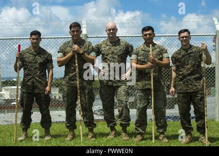 Stati Uniti Marine cpl. Otto Thiele (centro sinistra), Eric Goodman (centro), e Christopher Ehms (estrema destra) e Lance cpl. Antonio Martinez (sinistra) e Avelardo Guevara Osuna (centro destra) sono venuto insieme per assistere un locale donna giapponese durante la loro escursione sul Monte Fuji, Giappone, 3 luglio 2017. La donna, Oda Moe, giaceva a terra, hyperventilating e difficoltà a respirare quando i Marines è venuto alla sua assistenza. Insieme hanno creato una rudimentale barella per portare il suo verso il basso a circa due miglia per ottenere assistenza medica. I marines sono con manutenzione Elettronica Azienda, 3d mai Foto Stock