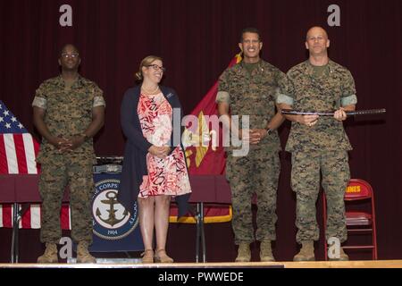 Stati Uniti Marine Corps Col. Henry Lutz, un assistente capo del personale per il G3 con 3° Marine Logistics Group, posa per una foto dopo aver ricevuto un premio a un 2017 Navy-Marine Corps Relief Society (NMCRS) Active Duty fondo rigido durante una cerimonia di premiazione presso il Camp Foster Community Center di Camp Foster, Okinawa, in Giappone, luglio 6, 2017. Il NMCRS fornito sollievo finanziario al servizio attivo e pensionati Marines e marinai come pure i loro superstiti ammissibili familiari attraverso prestiti senza interessi e le sovvenzioni. Foto Stock