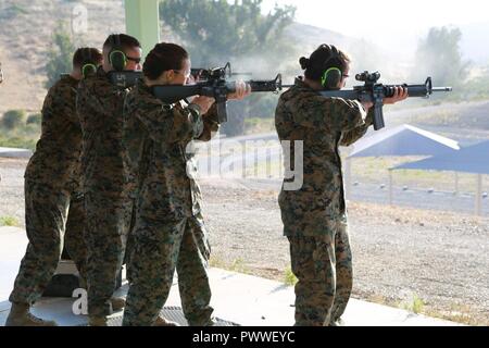 Marines con sede e Sede squadrone completano la gamma porzione della libertà sfida sul Marine Corps Air Station Miramar, California, il 6 luglio. La libertà sfida Marines ha dato l'opportunità di lavorare come una squadra antincendio, il completamento di quattro ore di formazione che coinvolgono ad alta intensità addestramento tattico, intenso cardio e team building esercizi. Foto Stock