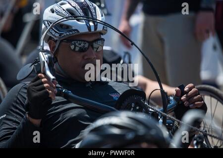 Stati Uniti Esercito il veterano David Iuli attende prima di iniziare la manifestazione ciclistica alla linea di partenza per il 2017 per il Dipartimento della Difesa Warrior giochi a Chicago, Illinois, il 6 luglio 2017. Il DOD Warrior giochi sono un evento annuale permettendo di feriti e ammalati e feriti i membri del servizio e i veterani in Paralympic-style sport tra cui tiro con l'arco, ciclismo, campo, tiro, seduta pallavolo, piscina, pista e basket in carrozzella. Foto Stock