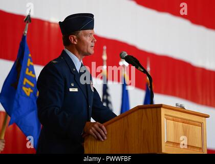 Comandante uscente, U.S. Air Force Col. Thomas gambo dà commento durante la quarantasettesima Flying ala formazione il mutamento della cerimonia di comando a Laughlin Air Force Base Tx., 28 giugno 2017. Col. Gambo, un comando pilota con oltre tremila ore di volo diretto Air Force la più grande operazione di formazione che supera per oltre 80.000 ore di volo e 54.000 sortite. Foto Stock