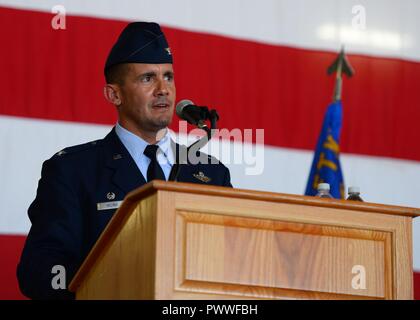 Stati Uniti Air Force Col. Charles Velino, incoming 47th Flying Training Wing Commander, parla a coloro che frequentano il parafango il mutamento della cerimonia di comando a Laughlin Air Force Base Tx., 28 giugno 2017. Col. Velino, è l'ex quindicesimo gruppo Operations comandante alla base comune Harbor-Hickam perla, Hawaii, ed è un ex Laughlin pilota di laurea partecipante. Foto Stock