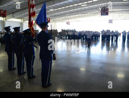 Laughlin Air Force Base di guardia d'onore si erge a attenzione durante la quarantasettesima Flying ala formazione cambiamento di cerimonia di comando a Laughlin Air Force Base Tx., 28 giugno 2017. La Guardia d'onore, insieme con i partecipanti e visitatori illustri che, aiutato Laughlin benvenuti il suo comandante in arrivo, U.S. Air Force Col. Charles Velino. Foto Stock