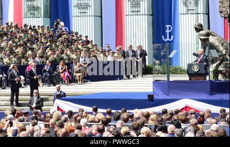 Stati Uniti Presidente Donald Trump punti verso Battle Group Polonia soldati quando si fa riferimento a loro nel suo discorso pronunciato presso l'Insurrezione di Varsavia monumento in Piazza Krasiński, 6 luglio. Gruppo di Combattimento Polonia soldati percorsa da Bemowo Piskie Area Formazione a Varsavia per stare in formazione durante il Trump's prima visita presidenziale a Varsavia, Polonia, Foto Stock