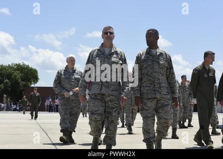 Da sinistra a destra U.S. Air Force Lt. Gen. Scott riso il direttore della Air National Guard, il Mag. Gen. Roger E. Williams Jr. l'Assistente al comandante, XVIII Air Force a Scott Air Force Base e Briga. Gen. Clarence Ervin il capo del personale per la Carolina del Nord Air National Guard, uscire sulla linea di volo per soddisfare e agitare le mani con gli avieri di ritorno dalla distribuzione, presso il North Carolina Air National Guard Base, l'Aeroporto Internazionale Charlotte Douglas, Luglio 5th, 2017. Il utenti finali restituito da una a sei mesi di missione d'oltremare in Asia sud-ovest il supporto di funzionamento della libertà sentine Foto Stock