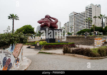 Il bacio nel parco di Miraflores Boardwalk, Lima Foto Stock