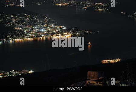 Antenna vista notte,comune di Baveno sul Lago Maggiore, Italia Foto Stock