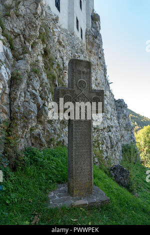 Crusca, Transilvania/ROMANIA - 20 settembre : vista di una croce di pietra al di fuori del Castello di Dracula in Transilvania di crusca di Romania il 20 settembre, 2018 Foto Stock