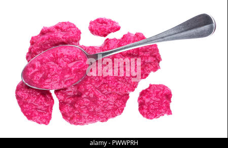 Rosso salsa di rafano con cucchiaio beetwith isolati su sfondo bianco Foto Stock