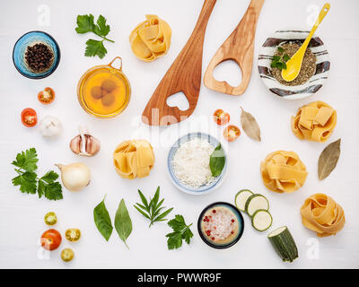 Cibi italiani del concetto e del design del menu. Essiccato in casa Fettuccine con cuore di legno a forma di spatola e ingredienti basilico dolce ,il pomodoro ,l'aglio ,parsle Foto Stock