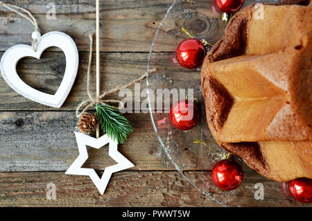 Natale sta arrivando, oggetti di Natale e il Pandoro Foto Stock