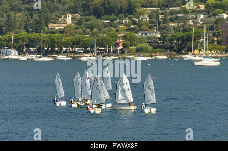 BARDOLINO, LAGO DI GARDA, Italia - Settembre 2018: Bambini in derive prendendo parte a una vela classe a Bardolino sul Lago di Garda. Foto Stock