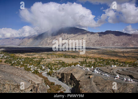 Vista della Valle di Nubra dal tetto del monastero di Diskit, Ladakh Foto Stock