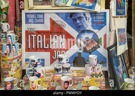 Italian Job film poster e tazze dipinte in un negozio di articoli da regalo in vetro BRIGHTON REGNO UNITO Foto Stock