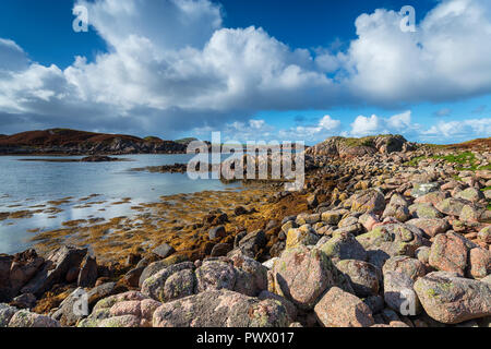 Profondo cielo blu e soffici nuvole bianche sopra la spiaggia di Kintra sull'Isle of Mull in Scozia Foto Stock