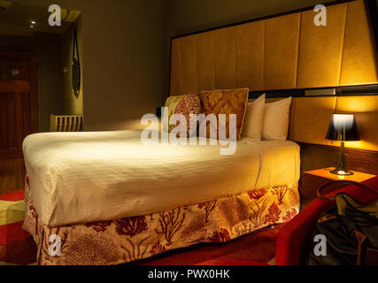 Il letto e la camera da letto nell'Edificio Gowings convertita in hotel QT, Market Street Sydney NSW Australia. Foto Stock