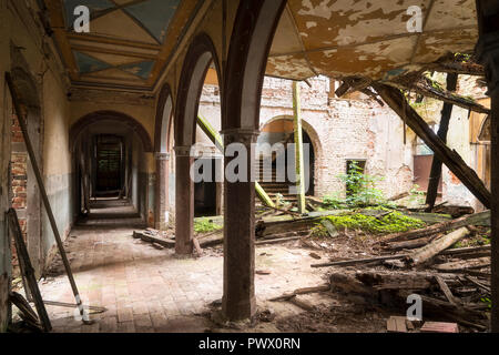 Macerie giacenti in un corridoio di un castello abbandonato in Germania. Foto Stock