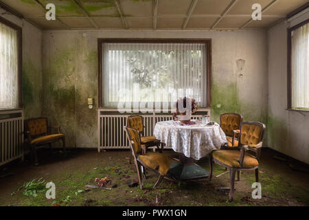 Vista interna di una sala da pranzo in un hotel abbandonato in Germania. Foto Stock