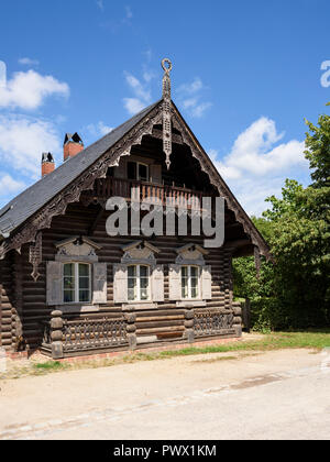 Potsdam. Berlino. Germania. Tradizionale russo Timber house nell'insediamento di Alexandrowka, un XIX secolo colonia russa a Potsdam. Foto Stock