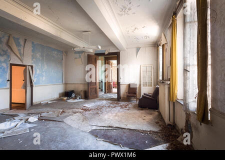 Vista interna di una stanza vuota in un edificio abbandonato. Foto Stock