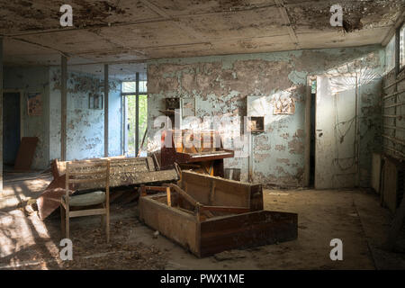 Vista interna del pianoforte abbandonato negozio di Chernobyl in Ucraina. Foto Stock