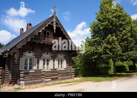 Potsdam. Berlino. Germania. Tradizionale russo Timber house nell'insediamento di Alexandrowka, un XIX secolo colonia russa a Potsdam. Foto Stock