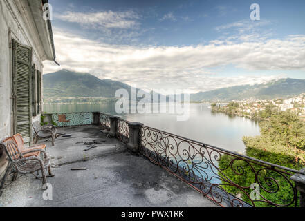 La vista dal balcone di una villa abbandonata in Svizzera con una vista mozzafiato sul lago. Foto Stock