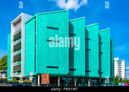 Sheffield, Regno Unito - 29 AGO 2018: Informazioni Commons Edificio Esterno facciata architettonica, di una libreria e di un edificio informatica presso l'Università di Sheffield Foto Stock