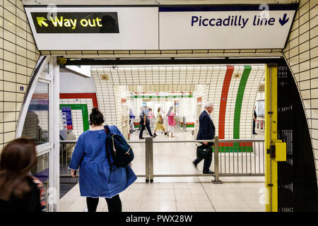 London England,UK,Piccadilly Circus Metropolitana Stazione treno Metropolitana, Piccadilly line, metropolitana, uscita uscita, tunnel, uomo uomo maschio, donna donna donna donne, com Foto Stock