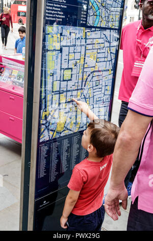 Londra Inghilterra,Regno Unito,West End Piccadilly Circus,St James's,public space plaza,legibile cartello London Wayfaring,sulla mappa pedonale della strada,indicazioni stradali,uomo Foto Stock