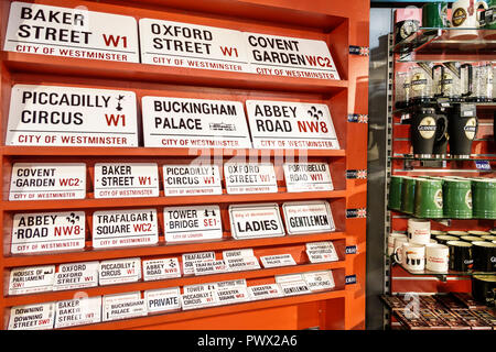 Londra Inghilterra,Regno Unito,West End Piccadilly Circus,St James's, Little Britannia, negozio di souvenir, shopping shopper shopping negozi negozi mercato mercati marchio Foto Stock