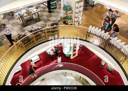 Londra Inghilterra,Regno Unito,West End St James's,Piccadilly,Fortnum & Mason,shopping shopper shopping shopping negozi mercati di mercato di vendita di mercato di acquisto, vendita al dettaglio Foto Stock