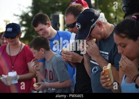 Il personale Keesler partecipare in hot dog eating concorrenza durante il pop nel caso di parcheggio a Marina Park il 1 luglio 2017, su Keesler Air Force Base, Miss. L'evento comprendeva anche un kids' la pesca rodeo, triglie toss, spettacolo di fuochi artificiali e spettacoli musicali. Foto Stock