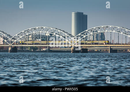 Il ponte ferroviario a Riga sopra il fiume Daugava in autunno nel mese di ottobre in una giornata di sole, paesaggio Foto Stock