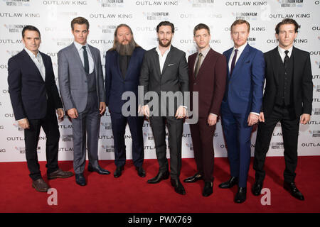 Destra-sinistra Alastair Mackenzie, Chris Pine, David Mackenzie, Aaron Taylor Johnson, Billy Howle, Tony Curran e Chris Fulton al premiere europeo di fuorilegge re a Cineworld, Leicester Square per la sessantaduesima BFI London Film Festival. Stampa foto di associazione. Picture Data: mercoledì 17 ottobre, 2018. Foto Stock