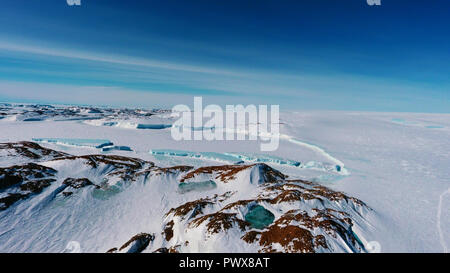 Panorama sull oceano e gli iceberg e ghiaccio d'acqua davanti a lui, la natura e il paesaggio antartico , giorno, al tramonto del sole. Foto Stock