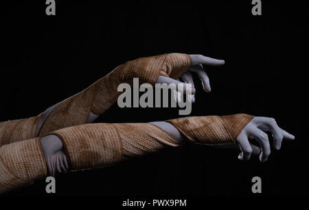 Creepy mummia stretching le mani avvolti in bende, tema Halloween Foto Stock